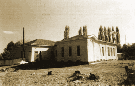 Здание Касторенской средней школы (1911 г.)